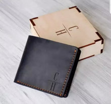 Carica l&#39;immagine nel visualizzatore di Gallery, Personalized Monogram Leather Wallet
