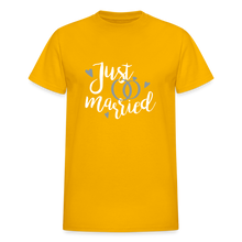 Carica l&#39;immagine nel visualizzatore di Gallery, Just Married Matching T-Shirts
